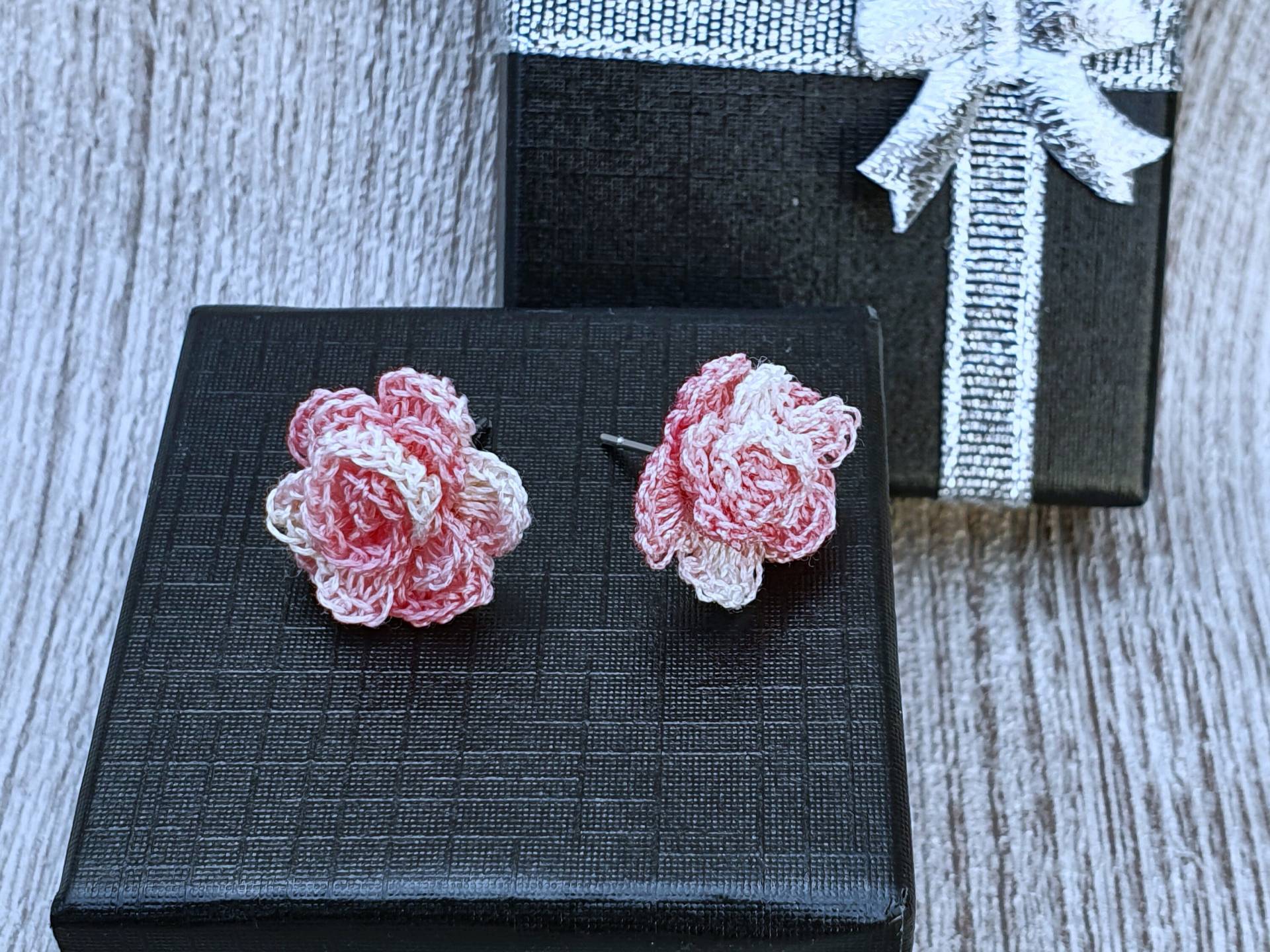 Ohrstecker Rose, Rosa-Weiß Gehäkelt, Maschenpunk von MASCHENPUNK