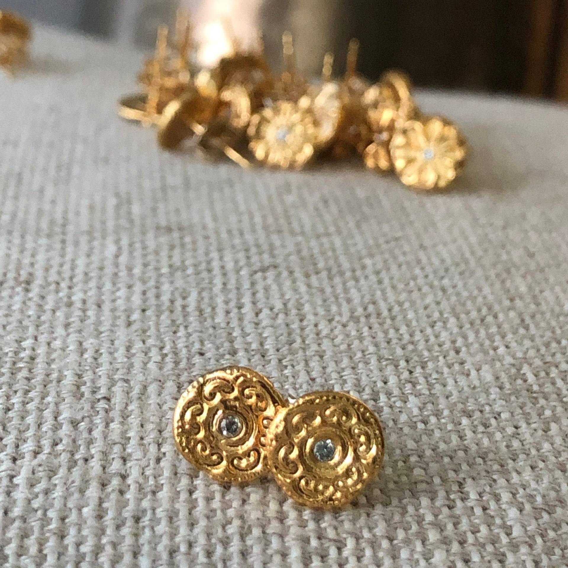 Handgemachte Diamant Ohrstecker in Silber Oder Gold, Zarte Ohrringe, Leichte Natur Inspiriert Schmuck, Blumenohrringe von MASDesignsjewelry