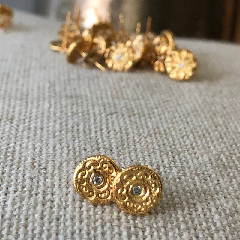 Handgemachte Diamant Ohrstecker in Silber Oder Gold, Zarte Ohrringe, Leichte Natur Inspiriert Schmuck, Blumenohrringe von MASDesignsjewelry