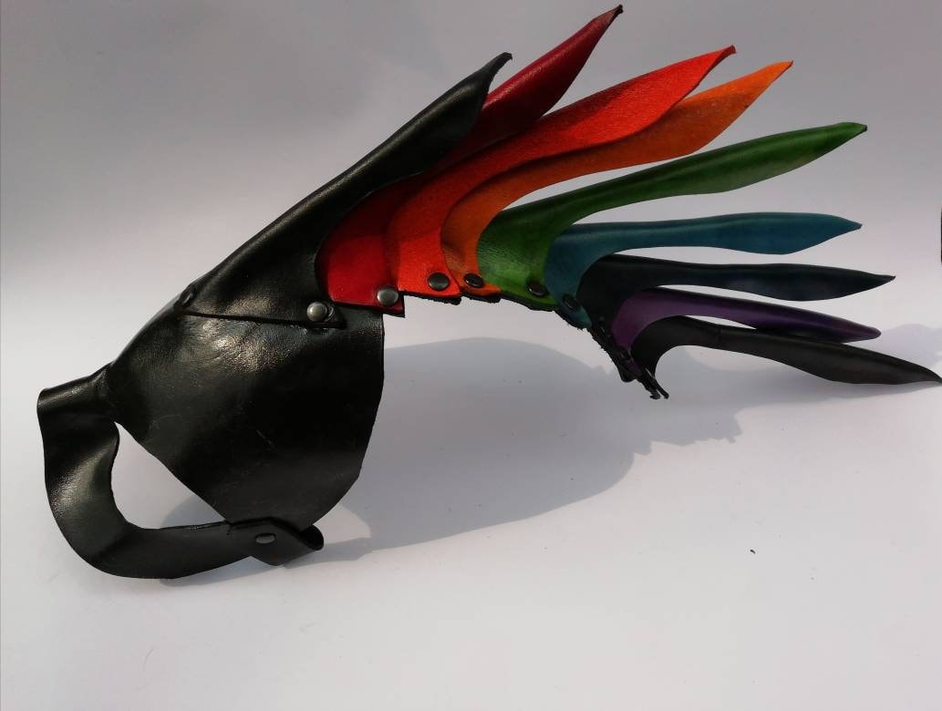 Regenbogen-Mehrfarben-Wappenmaske, Schwarz, Aus Leder. Stolz. Ldtbi-Maske Regenbogen-Mehrfarben-Wappenmaske, Schwarz, Aus Leder. Stolz. Ldtbi-Maske von MASKARAS