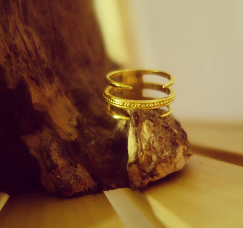 Mehrfach Offener Krallenring Und Gravierter Ring Aus Fein Vergoldetem Silber Mehrfach Offener Krallenring Und Gravierter Ring Aus Fein Vergoldetem Silber von MASTONEparis