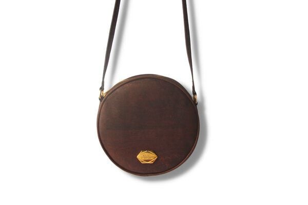 MATES OF NATURE Vegane Kork-Handtasche Circle Bag Moccachino in braun – nachhaltig & fair aus Portugal von MATES OF NATURE