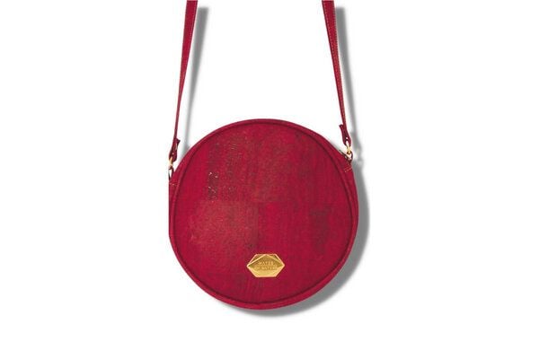 MATES OF NATURE Vegane Kork-Handtasche Circle Bag Vinho in rot – nachhaltig & fair aus Portugal von MATES OF NATURE