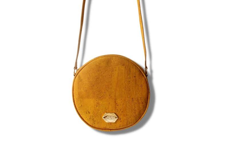 Circle Bag - Runde Handtasche in Mustard Kork | Gelb von MATESOFNATURE