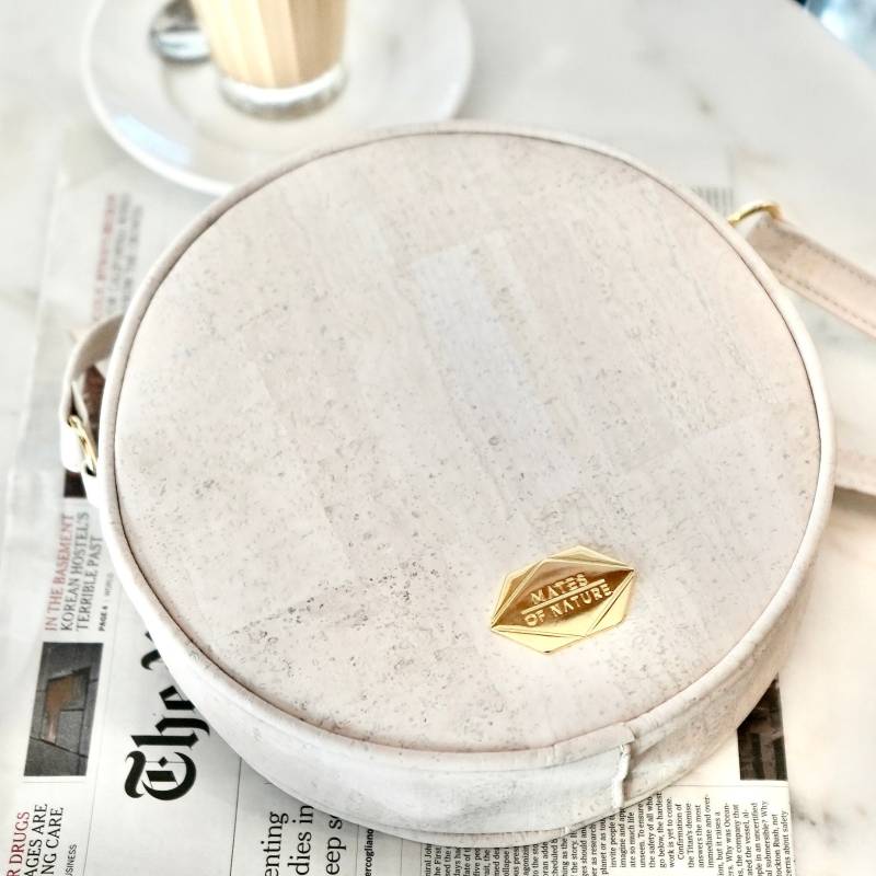 Circle Bag - Runde Handtasche in Weiß Kork | White von MATESOFNATURE