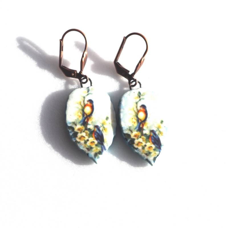 Blattförmige Ohrringe, Handgefertigter Keramikvogel Und Blumen Auf Türkisfarbenen Blattrückseiten von MATTCadeaux