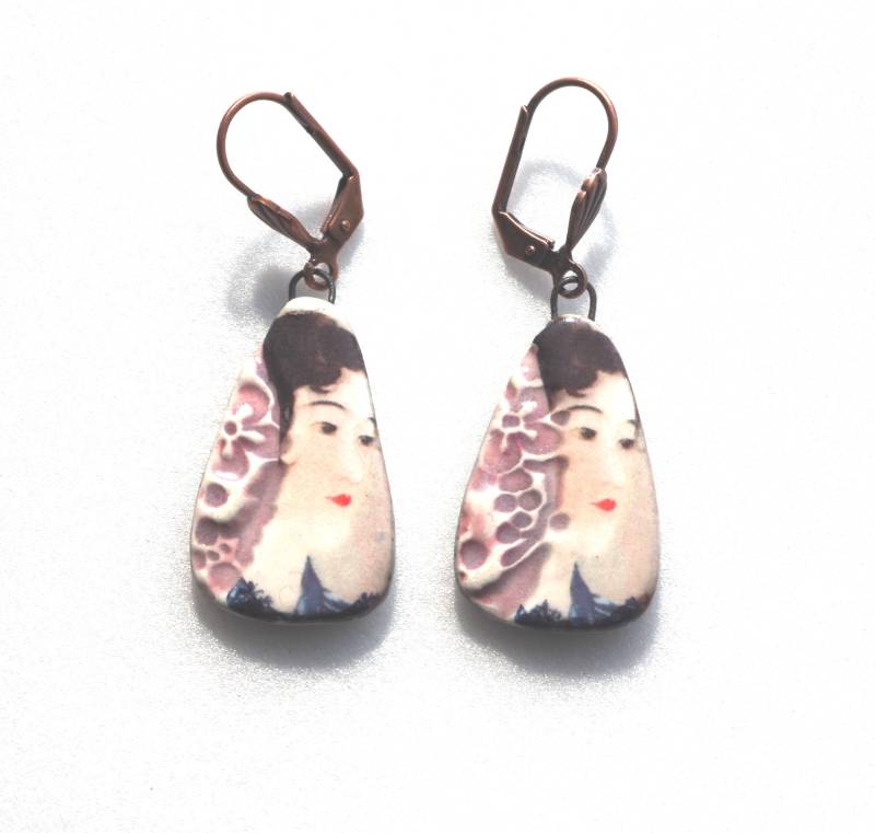 Handgefertigte Keramik-Ohrhänger, Japan, Asien, Porträt Einer Japanerin von MATTCadeaux