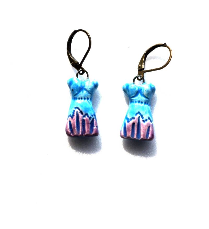 Handgefertigte Keramikohrringe, Miniaturkleid, Mode, Leuchtend Blaue Und Malvenfarbene Ohrringe von MATTCadeaux