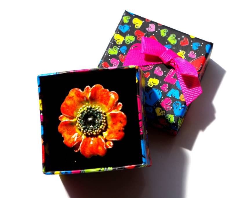 Hübscher Handgefertigter Keramik-Blumen-Cabochonring Mit Verstellbarer Fassung von MATTCadeaux