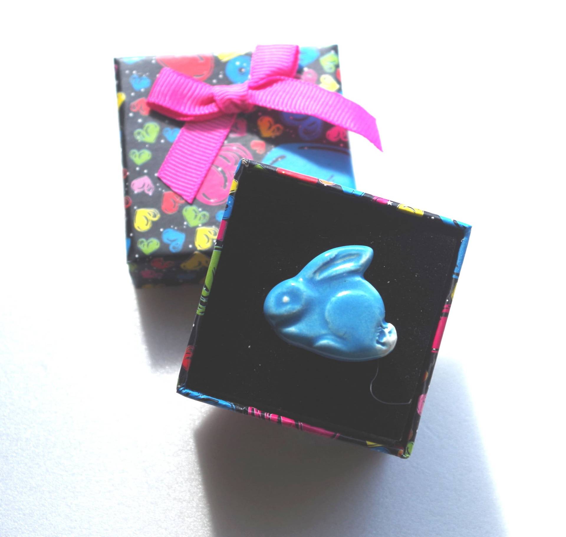 Hübscher Kleiner Blauer Kaninchen-Cabochonring, Handgefertigte Keramik Auf Einer Verstellbaren Fassung von MATTCadeaux