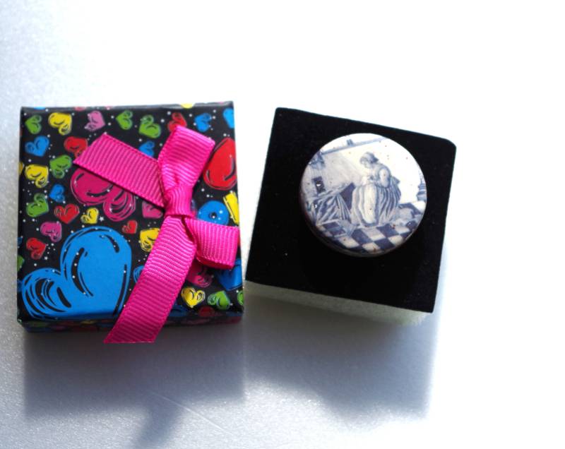 Hübscher Runder Cabochonring, Beige-Graue Bemalung, Handgefertigte Keramik Auf Verstellbarer Fassung von MATTCadeaux