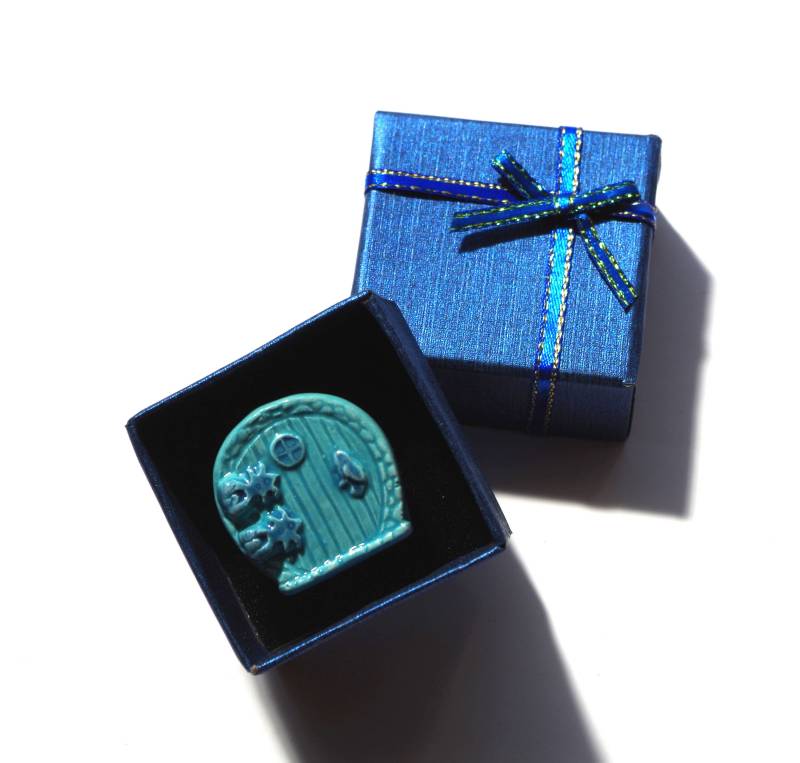 Kleiner Blauer Handgefertigter Elfen-Türring Aus Keramik Auf Einer Verstellbaren Silberfassung von MATTCadeaux