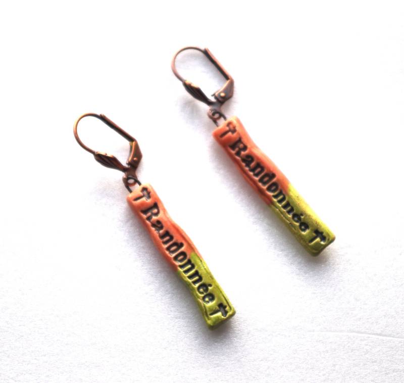 Ohrringe in Origineller Form Mit Schriftzug „Wandern" Aus Türkisblauer Handgefertigter Keramik von MATTCadeaux