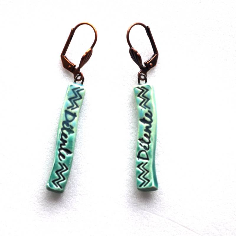 Ohrringe in Origineller Form Mit Schriftzug - Entspannung Türkisblaue Handgefertigte Keramik von MATTCadeaux