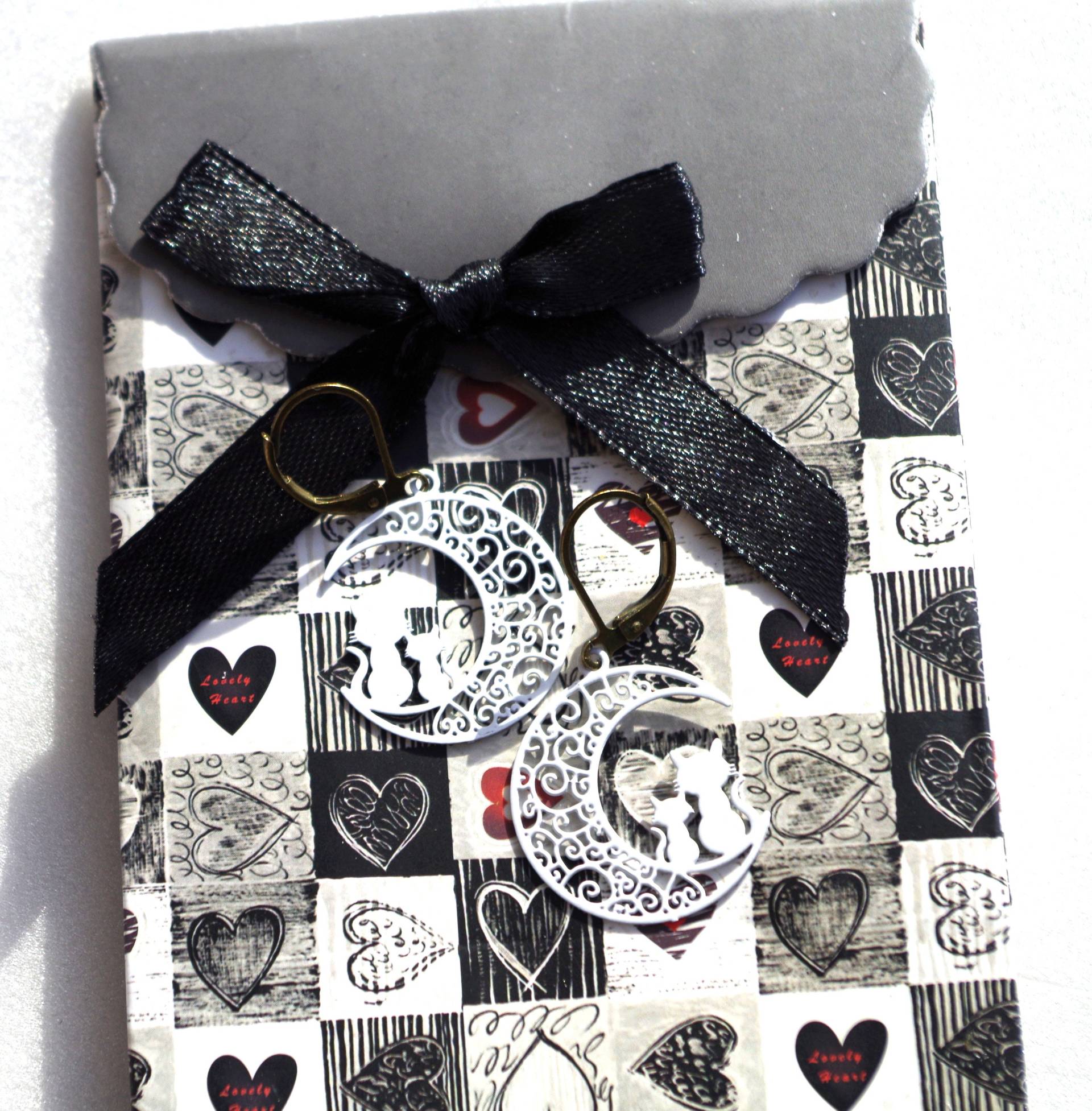 Weiße Filigrane Katzenohrringe in Der Originellen Form Einer Filigranen Mondsichel von MATTCadeaux