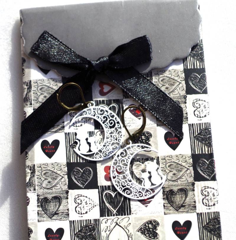 Weiße Filigrane Katzenohrringe in Der Originellen Form Einer Filigranen Mondsichel von MATTCadeaux