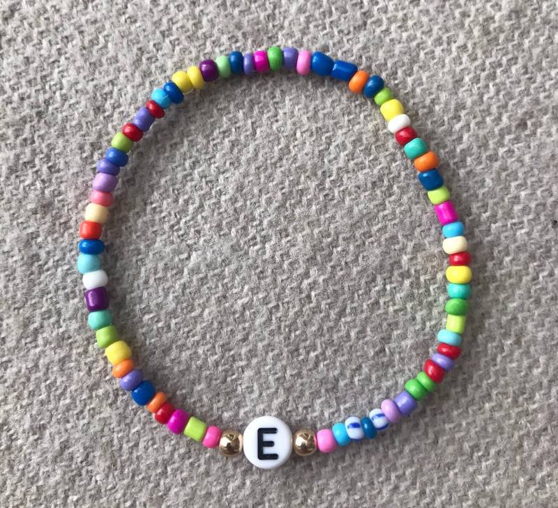 Pulsera Arcoíris Con Letra von MAUCMAUC