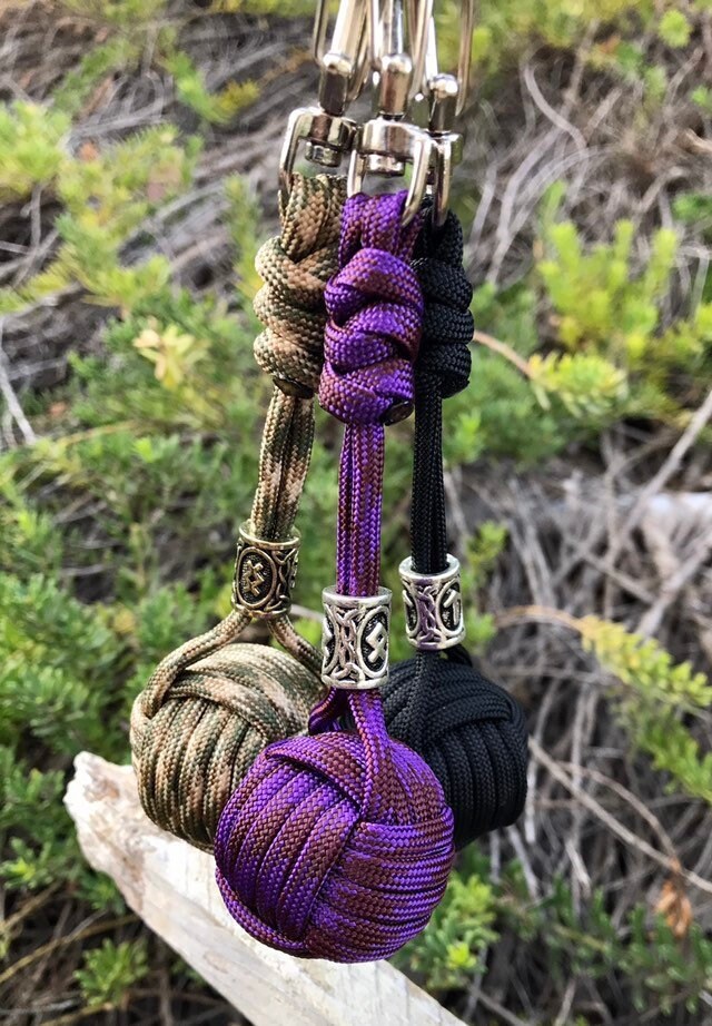 Paracord Monkey Fist Schlüsselanhänger Mit Wikinger Runen Buchstaben Perle von MAXONCORDS