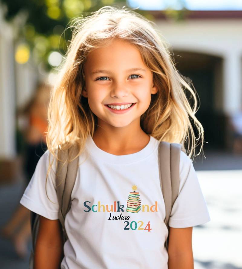 Schulkind T-Shirt Zur Einschulung Mit Name & Jahreszahl in Verschiedenen Farben Für Das 2024 von MAkossShop
