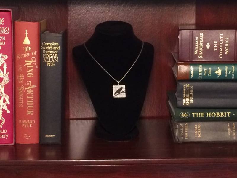 Edgar Allan Poe Buchseite Glas Anhänger Mit Rabe Edgar Allan Poe Buchseite Glas Anhänger Mit Rabe von MBWestonConcepts