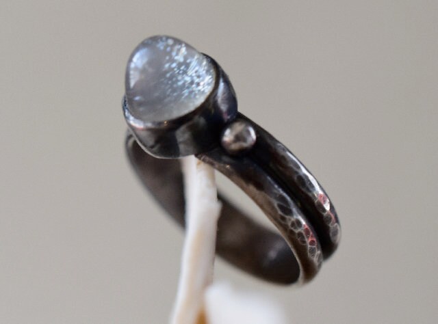 Labradorit Silberring, Auf Doppeldraht Schaft Gesetzt, Gehämmert Und Oxidiert von MBurrowsJewelry