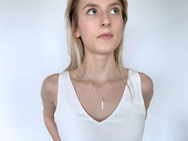sterling Silber Kreuz Für Frauen Kleines Halskette Unisex Mit Dicken Oder Dünnen Kette Optionen. 5141 von MCACrossesJewelry