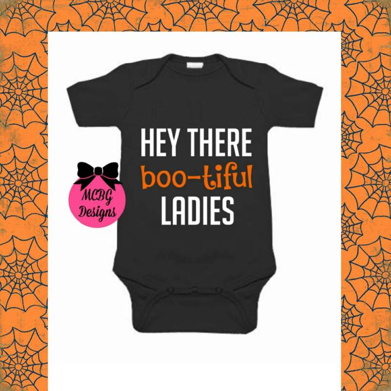 Halloween-Shirtshey Gibt Boo-Tiful Damen Body Oder Shirtkleinkind Halloween Shirtserste Halloween Baby Junge von MCBGDesigns