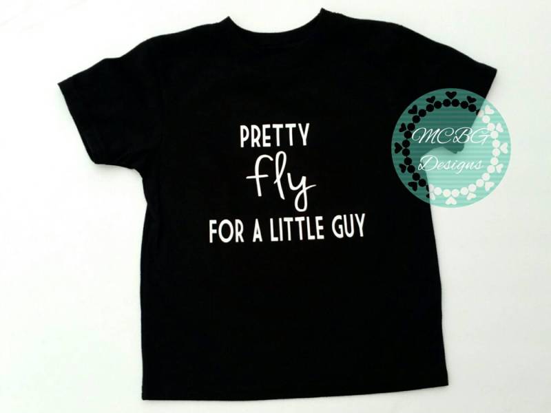 Hübsche Fliege Für Einen Kleinen Kerlkleinkindjungenhemd, Babyjungenbodysuits, Kleinkindjungenhemden, Lustige Jungenhemden, Lustige Babykleidung von MCBGDesigns