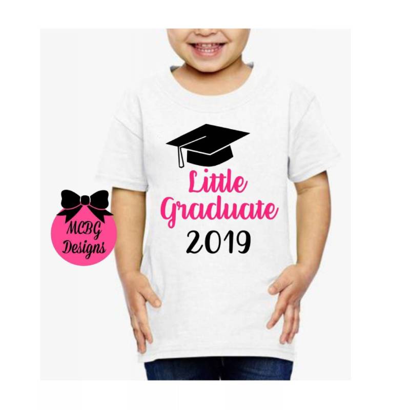 Kleine Abiturientin Mit Jahresshirt Abitur Shirt Mädchen Kindergarten 1. Klasse Abschluss Letzter Schultag von MCBGDesigns