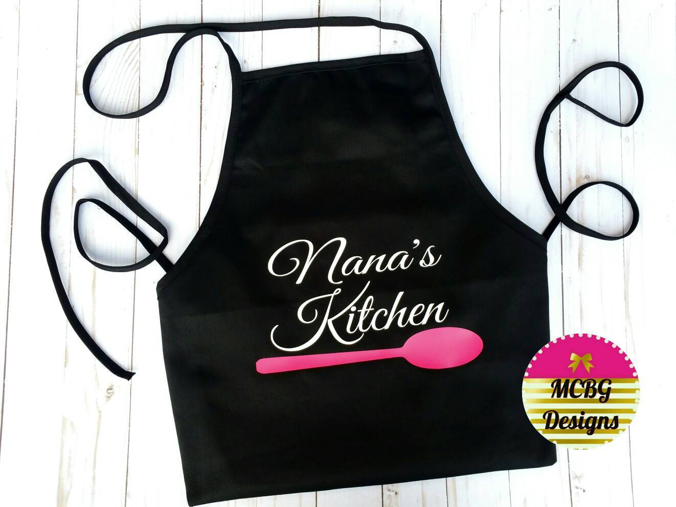 Nanas Küchenschürzeomas Küchenschürzegeburtstagsgeschenk Für Omaweihnachtsgeschenk Omababy Ankündigungschwangerschaftsanzeige von MCBGDesigns