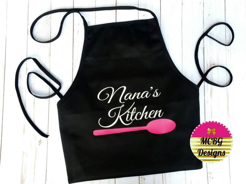 Nanas Küchenschürzeomas Küchenschürzegeburtstagsgeschenk Für Omaweihnachtsgeschenk Omababy Ankündigungschwangerschaftsanzeige von MCBGDesigns
