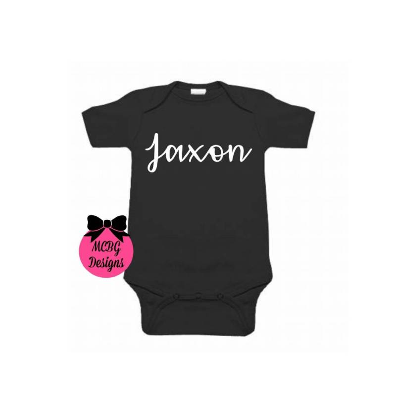 Personalisierte Namens-T-Shirtskinder Namen T-Shirtszurück in Die Schule T-Shirtsbabyparty Geschenkekleinkind Jungen-T-Shirtshipster von MCBGDesigns