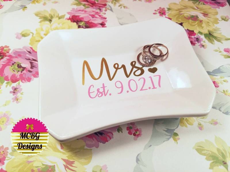 Personalisiertes Datum Mrs. Ringschale Ringschale Hochzeitsgeschenke Brautgeschenke Jahrestagsgeschenke Weihnachtsgeschenke Brautjungferngeschenke von MCBGDesigns