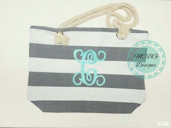 Personalisiertes Geschenk, Monogramm-Strandtasche, Strandtaschen, Tragetaschen, Brautpartygeschenke, Hochzeitsgeschenke, Kreuzfahrtaccessoires von MCBGDesigns