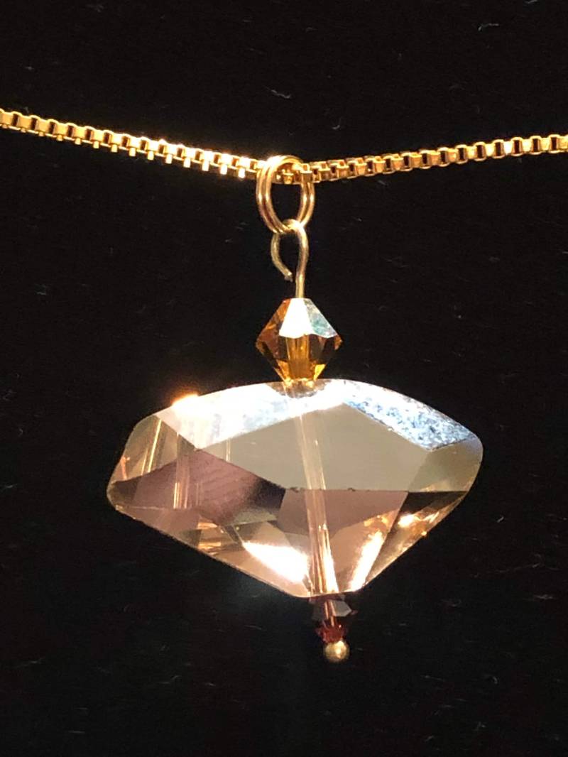 Swarovski Kristall Anhänger Auf Gold Platted Kette Swarovski Kristall Anhänger Auf Gold Platted Kette von MCCreationsCanada