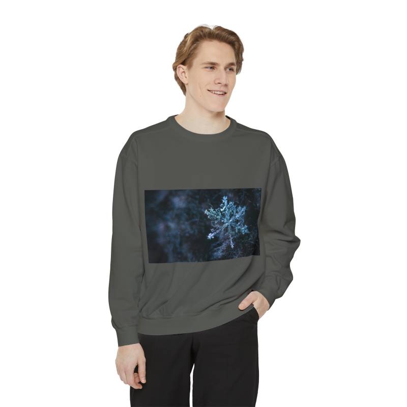 Unisex Garment-Dyed Sweatshirt Unisex Garment-Dyed Sweatshirt von MCHARTED