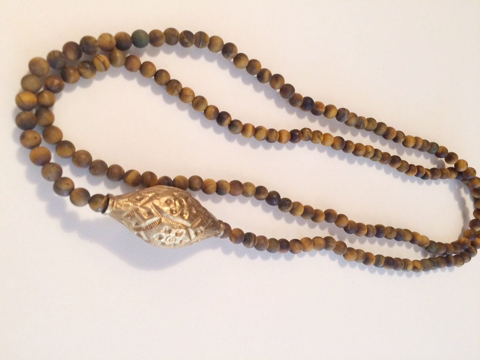 Juwelen-Halskette Halskette Sautoir Matt Tiger Eye Perlen Und Große Alte Vermeil Keramik Perle Afrika Afghanistan - Mcmirabiliacurios Juwelen-Halskette Halskette Sautoir Matt Tiger Eye Perlen Und Große Alte Vermeil Keramik Perle Afrika Afghanistan - Mcmirabiliacurios von MCMirabiliaCurios