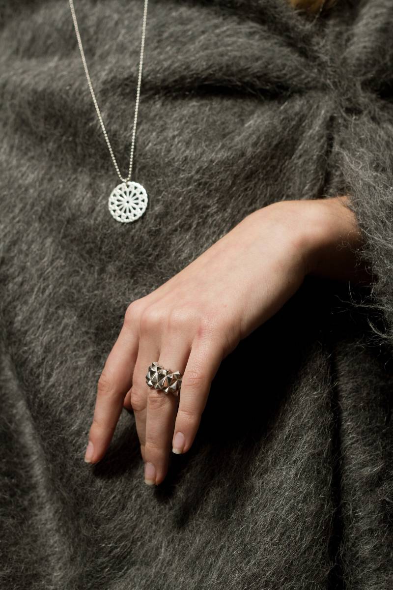 Beschlagener Silber Statement Ring Mit Spikes Beschlagener Silber Statement Ring Mit Spikes von MCODEjewellery