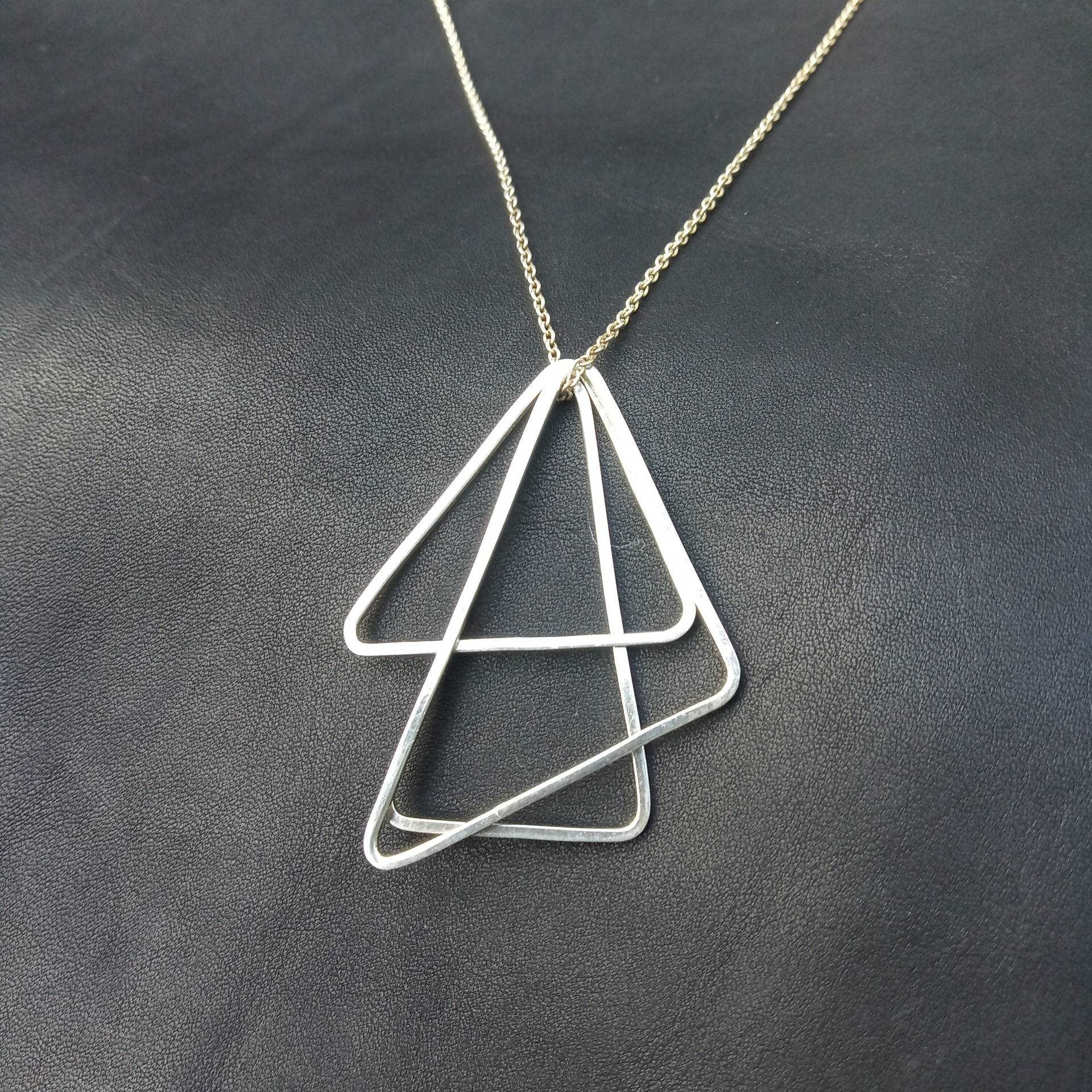 Silber Statement Dreieck Anhänger, Einzigartiges Design von MCODEjewellery