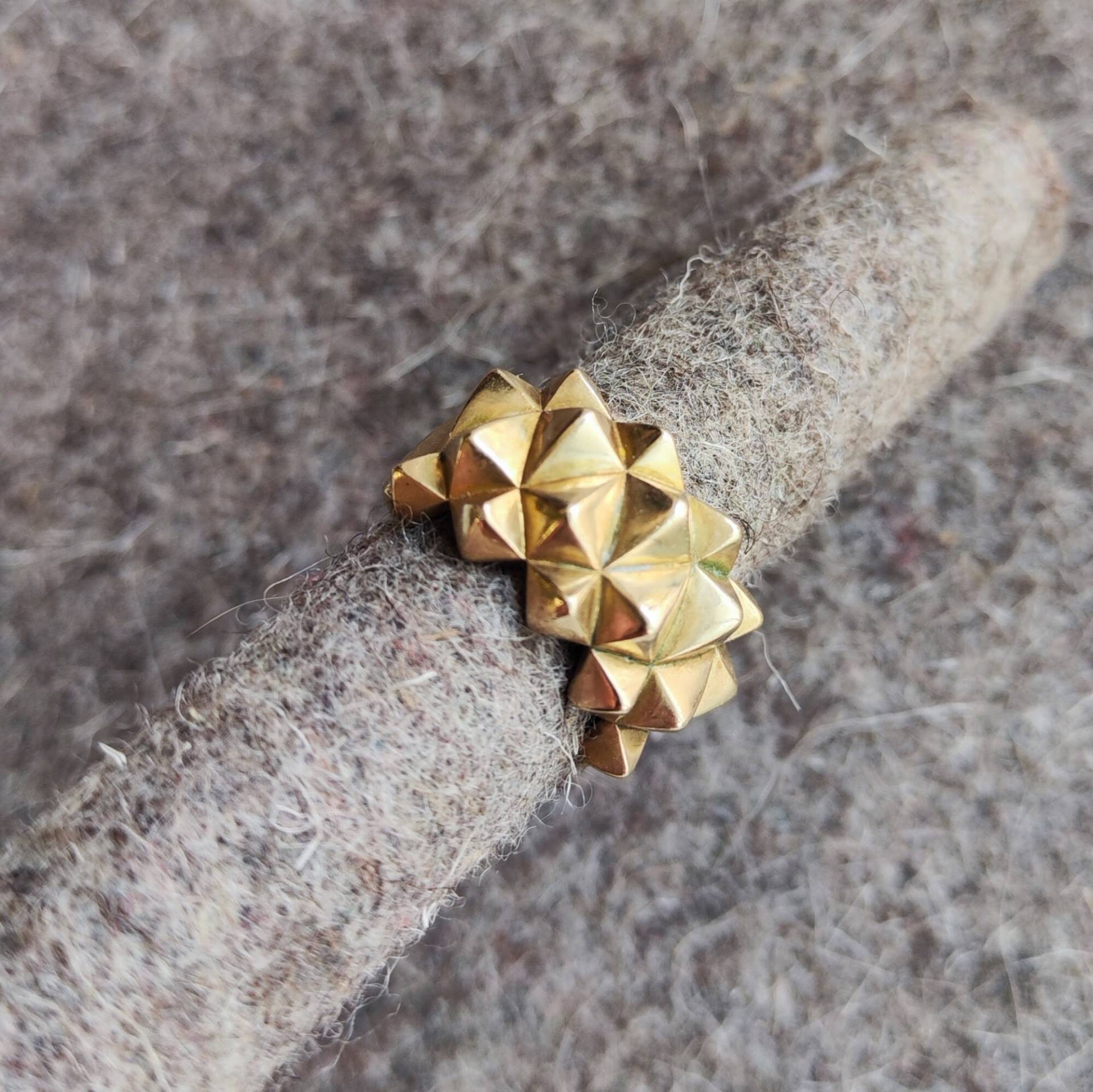 Vergoldeter Statement Ring Mit Spikes von MCODEjewellery