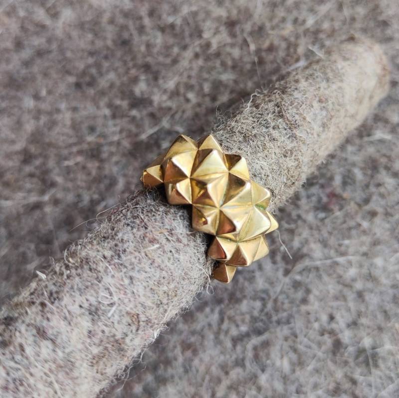 Vergoldeter Statement Ring Mit Spikes von MCODEjewellery