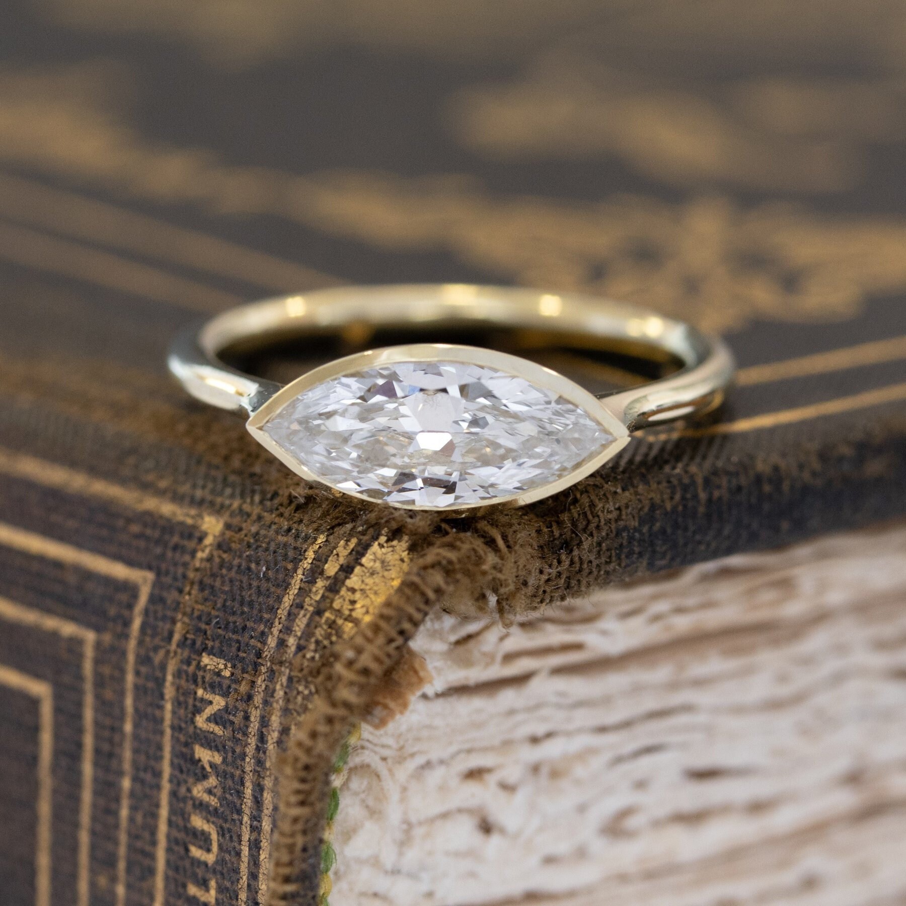 Ost West Verlobungsring Solitärring 14K Gelbgold Ehering Marquise Moissanit Jahrestag Ring Für Frauen Einzigartige Ringe von MDJEWEL