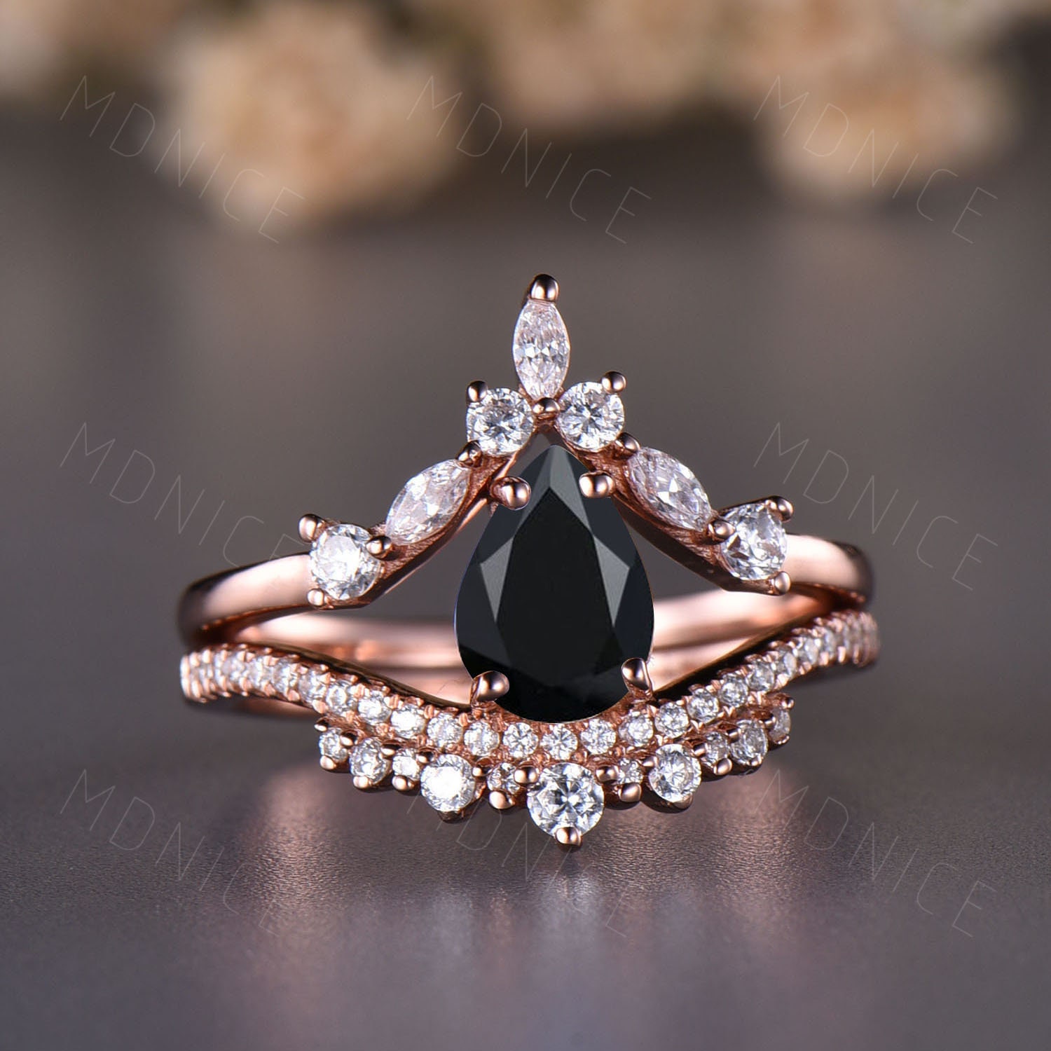 14K Rosengold Schwarzer Onyx Ring, Pear Black Hochzeitsset, Einzigartiger Geschwungener Marquise Schliff Moissanit Stapelring, Jahrestag Geschenk von MDNICE