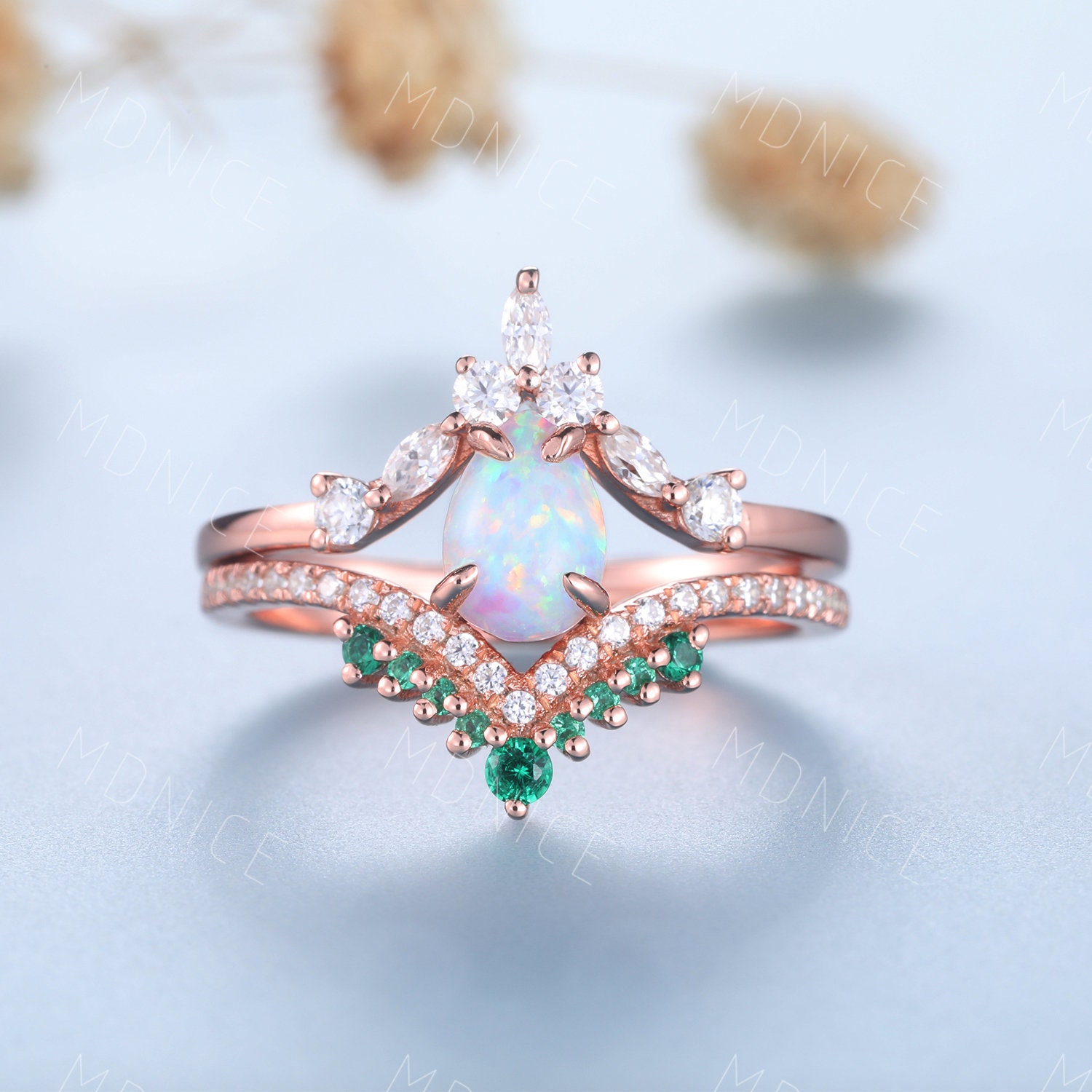 Opal Smaragd Ehering Set, Rose Gold Verlobungsring, Oktober Geburtsstein Ring, Unikat Geschwungenes Stapelband, Braut Versprechen Set von MDNICE