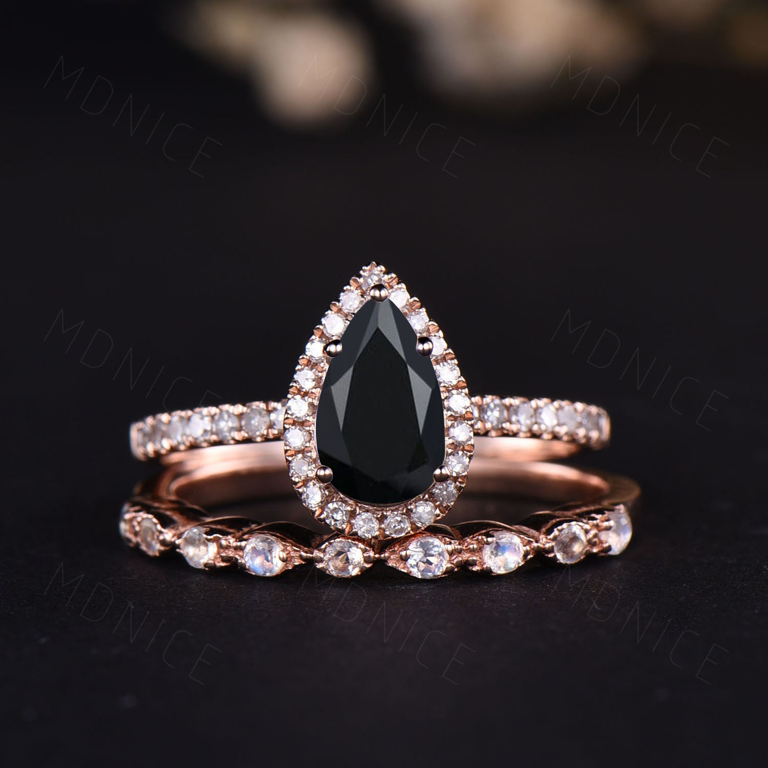 Rosegold Schwarzer Onyx Ring Set Natürliche Birne Schwarzer Verlobungsring Art Deco Mondstein Zierliche Stapelring Unikat Braut Versprechen von MDNICE