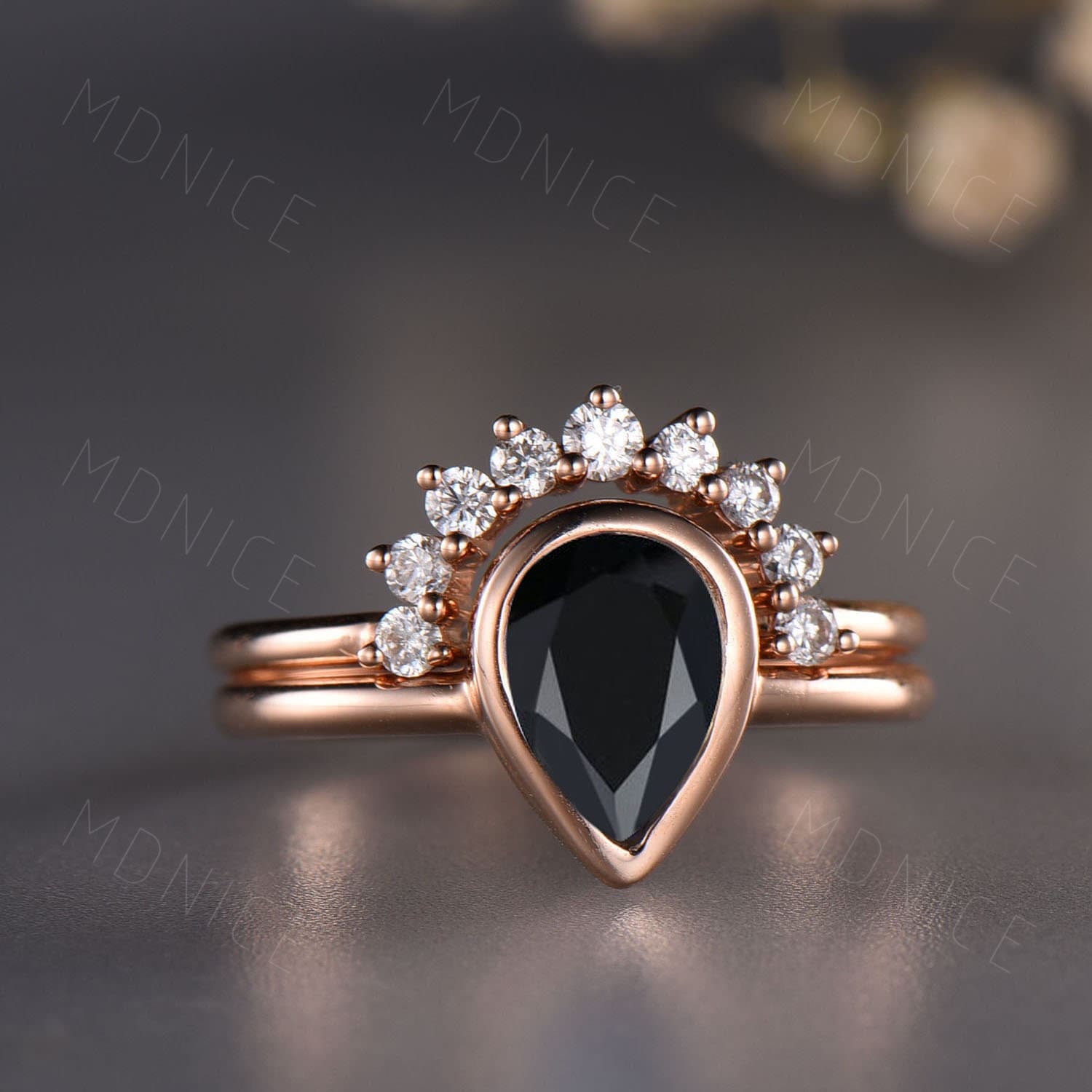 Schwarzer Onyx Verlobungsring Set Roségold Birne Schliff Ehering Vintage Bezel Solitär Unikat Gebogen Moissanit Band von MDNICE