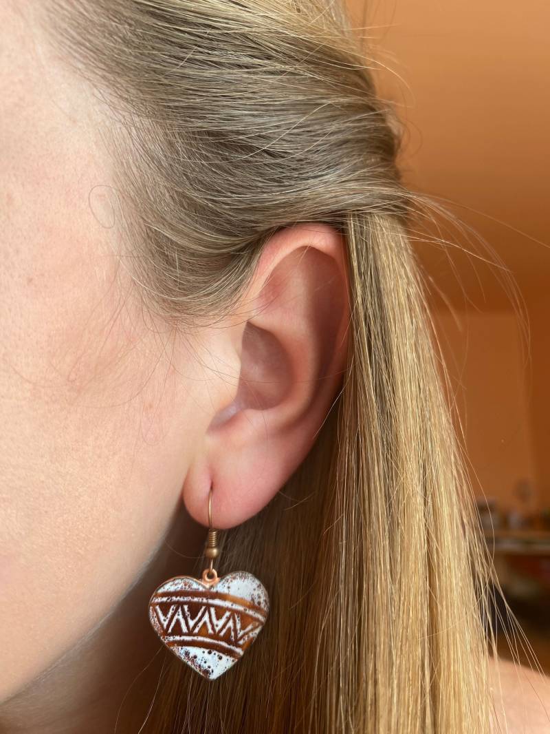 Emaille Herz Ohrringe - Schmuck Emaillierte Aztec Muster Bronze & Weiß von MDesignbyLenka