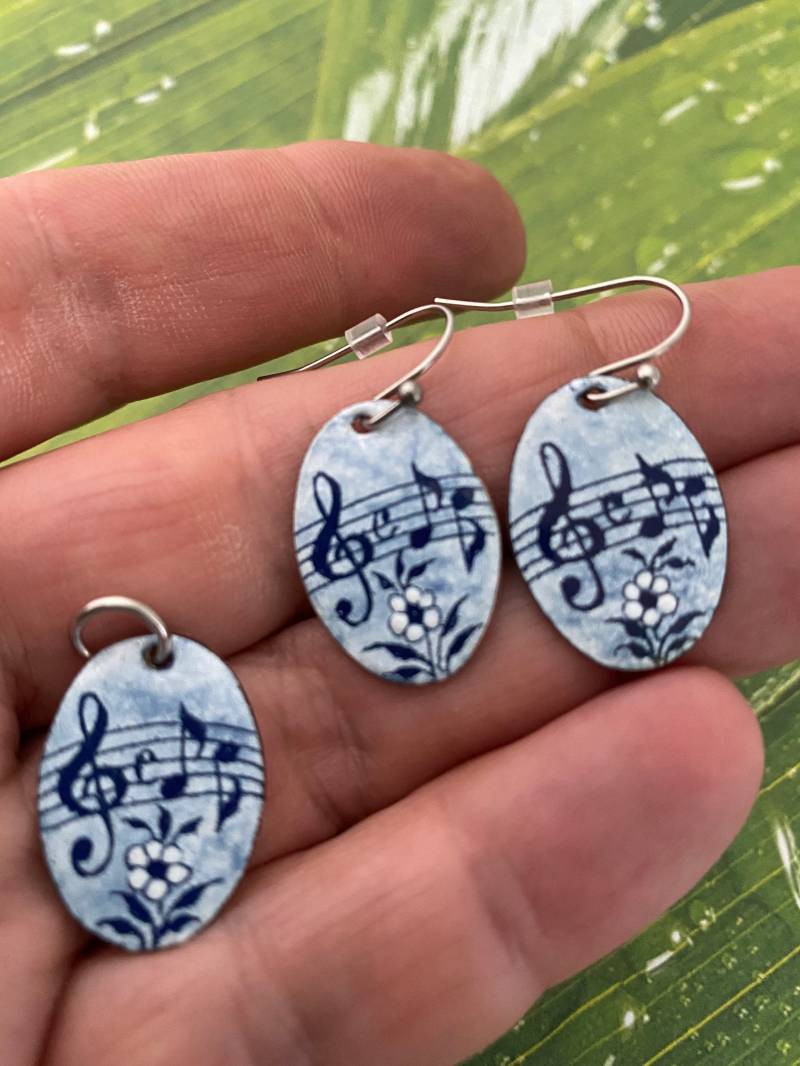 Emaille Set- Ohrringe Und Anhänger Weiß Blau - Musik- Boho Handgefertigte Pendanenamel Schmuck Emaille Set- Ohrringe Und Anhänger Weiß Blau - Musik- Boho Handgefertigte Pendanenamel Schmuck von MDesignbyLenka