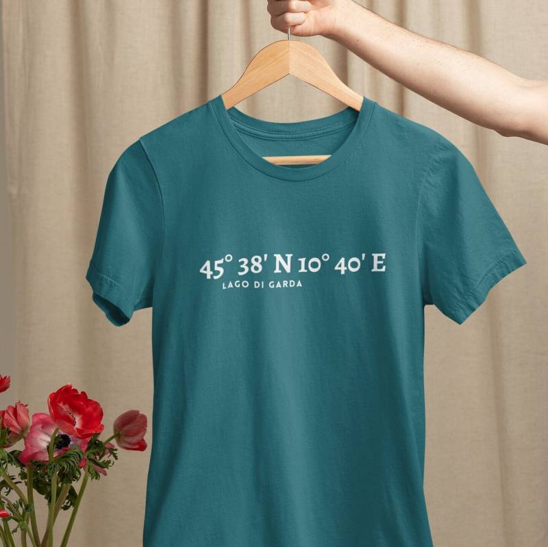 Gardasee T-Shirt Mit Koordinaten - Organic Shirt von MEERcoordinates