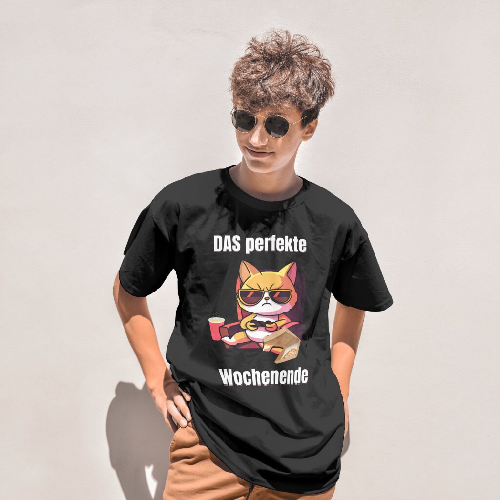 Coole Katze Im Gaming-Modus Auf Sessel Mit Pizza Und Getränken - Das Perfekte Wochenende T-Shirt Coole Katze Im Gaming-Modus Auf Sessel Mit Pizza Und Getränken - Das Perfekte Wochenende T-Shirt von MEGeschenkewelt